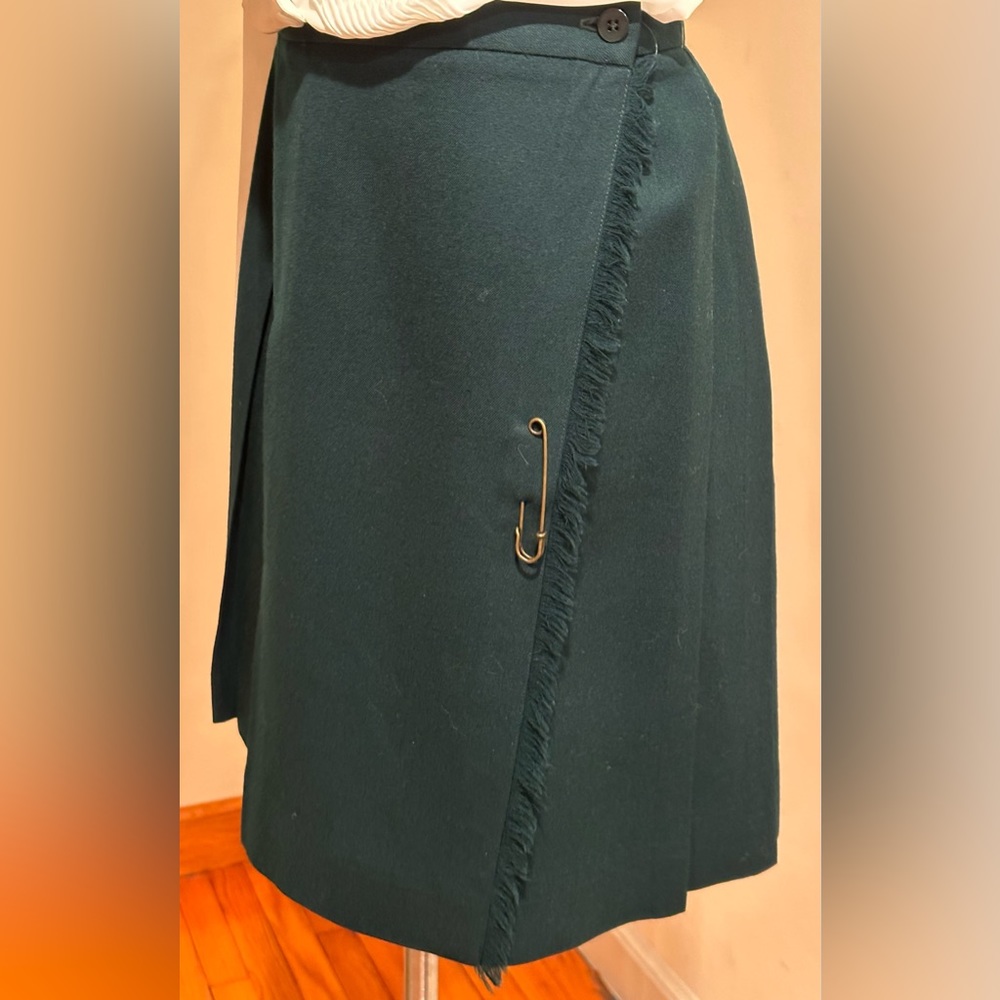 Talbots Green wrap Skirt W Fringe & Big Safety Pin On Side. Pleated Back Sz 10P.